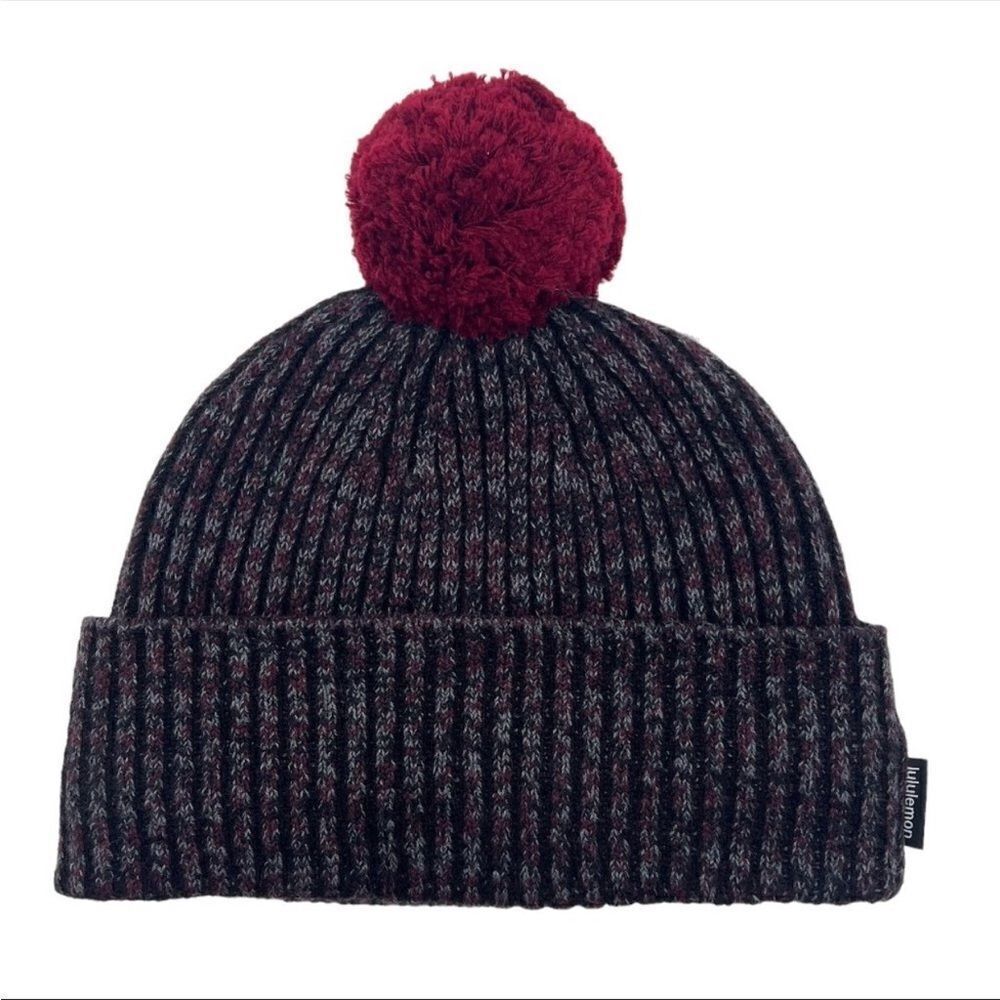 NWT New LULULEMON Textured Fleece Lined Knit Beanie Pom Pom Hat Gray Black Red